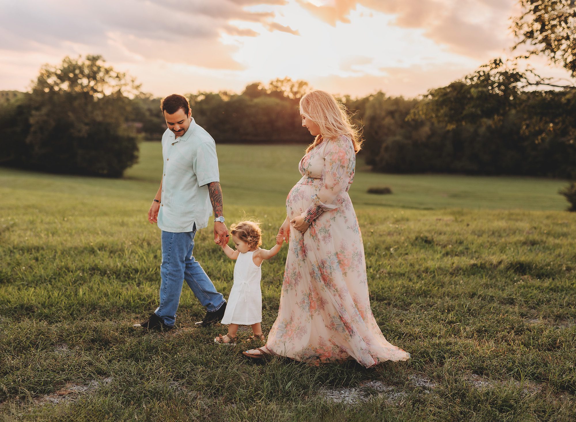 Outdoor Maternity Photos in Nashville: What to Wear, When to Schedule & What to Expect